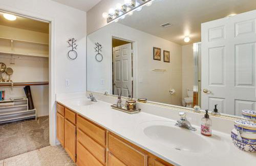 Getaway with Balcony and Spa 13 Mi to Old Town - Foto 16