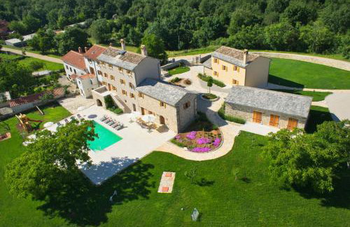Villa Poropati, Grožnjan, Istria - Luxury Countryside Estate for up to 19 persons - Large pool of 80m2 with kids section - Foto 1