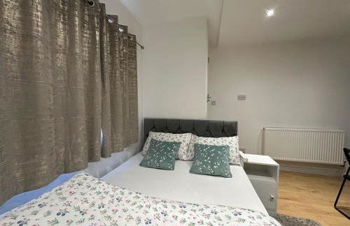 1st Studio Flat With full Private Toilet And Shower With its Own Kitchenette in Keedonwood Road Bromley A Fully Equipped Independent Studio Flat - Photo 12