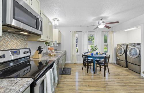 Luxe Family Escape with Games Hot Tub and Yard - Foto 15