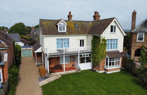 Beachside period family home. 5 BR spacious, comfortable. - Photo 51