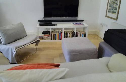 Super Kensington apt sleeps 2 to 4 with free WiFi - Foto 11