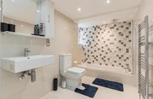 Charming 2-Bed Flat with Garden in London - Foto 21