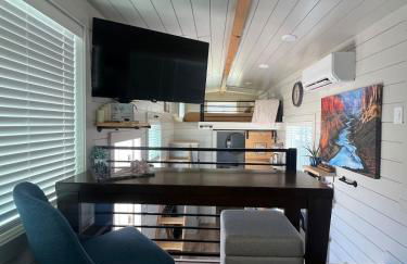 Access Zion & Bryce! Tiny Home with Rooftop Deck and Hot Tub - Foto 15