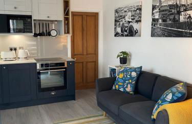 Little Trevio - seaside haven with parking and sea views - Photo 18