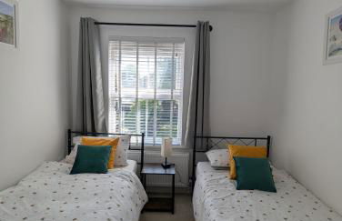 Fantastic 3-Bedroom House in Crawley - 10 mins from Gatwick - Foto 9