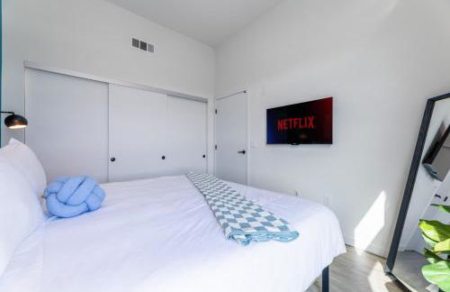 Modern Living, Stunning city views, 1Mile to Dodger Stadium - Photo 28