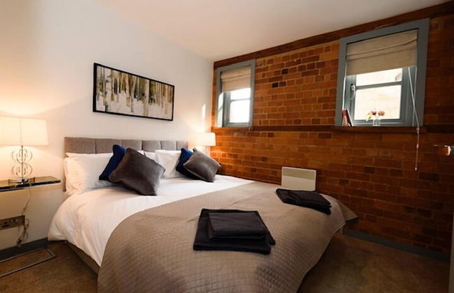 Karah Suites - Gloucester Docks - Photo 2