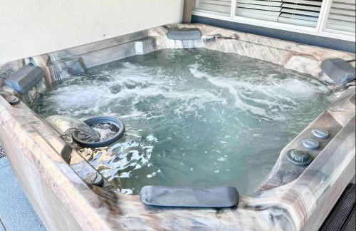 Spacious Getaway! Pool, Spa, Sleeps 9 - Foto 6