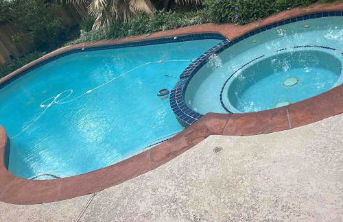 Lovely Woodlands home w/heated pool and spa! - Foto 40