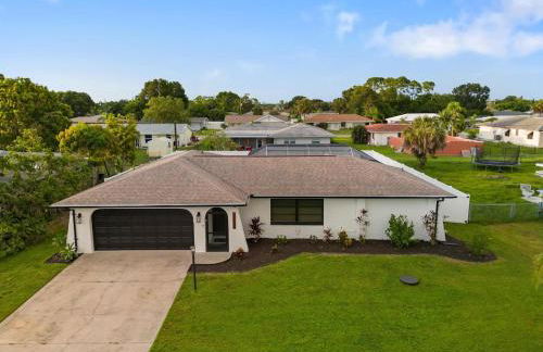 Stylish coastal retreat with Heated Saltwater pool - Foto 68