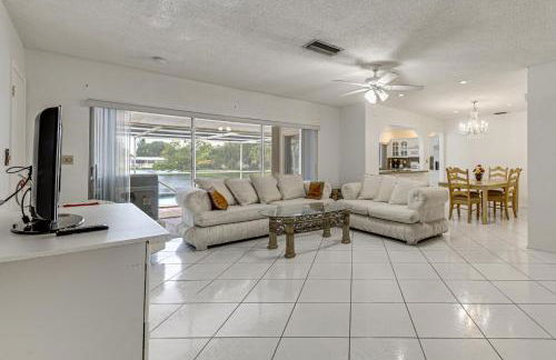 Canal-Front Gem with Pool 3 Mi to Hard Rock Stadium - Foto 6