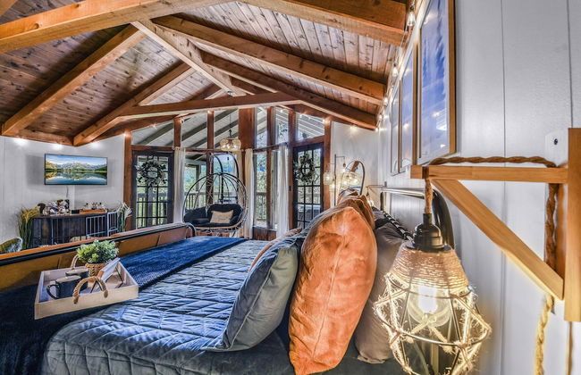 Cliff Haven 1 Bedroom Cabin by RedAwning - Photo 2