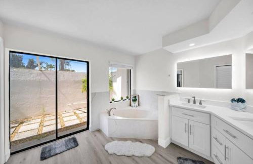 Waterfront Escape with Wild Owl Charm, Heated Pool & Pet-Friendly - Foto 12