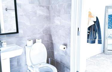 City Centre house for Family, Group & Contractor Stay - Sleeps Upto 9 Guests with Free Parking - Foto 78