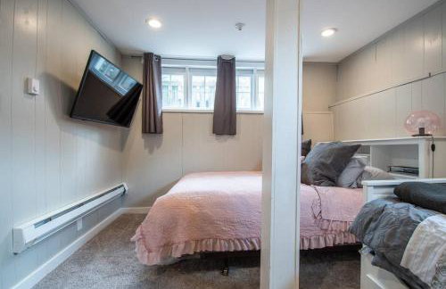 Central 2 bedroom unit with 3 beds and 3 large TVs - Photo 11