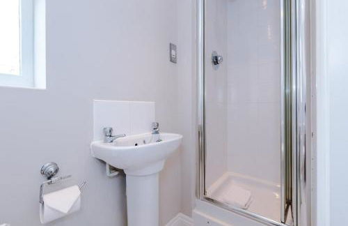 Charming Townhome Retreat, close to Manchester - Photo 9