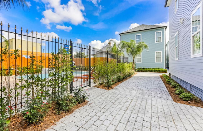 Modern 4 BR Condo with Balcony & Pool - Near FQ - Foto 52