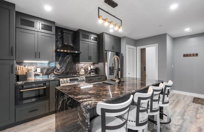 New Luxury 4 Bed Condo Perfect for Winter Rental - Photo 1