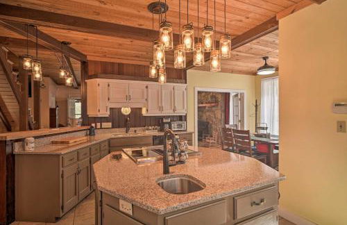 Tranquil Smoky Mountain Cabin with Porch and Fire Pit - Foto 10