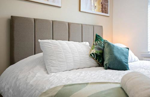 Luxury 4-Bed Family & Group Home-King or Twin Beds-Driveway, Garden-Near Gatwick - Foto 2