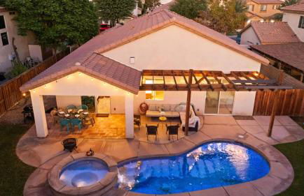 Desert Oasis w Pool Spa BBQ Outdoor Dining Under the Palms Calle Tolosa by AvantStay - Foto 43