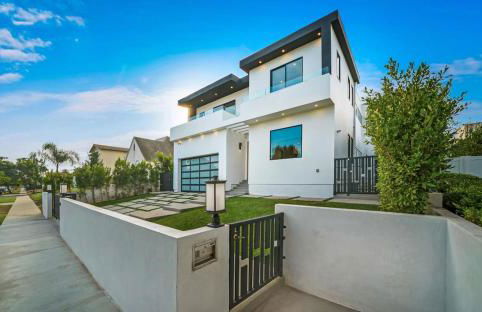 Luxurious Retreat - Modern House with Pool - Photo 51