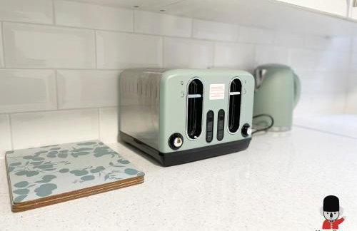 KozyGuru / Wigan / 2BR 4Beds / Newly Refurbished Stylish Holiday House / Close to Big Retail Park / UWNE034 - Foto 2