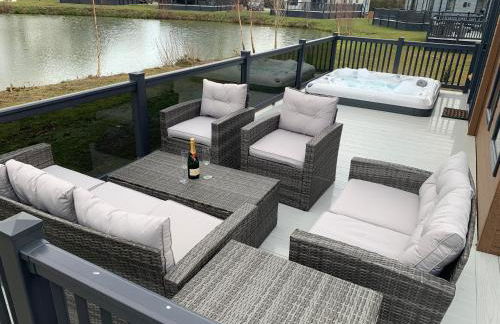 Bay Tree Lodge: Lakeside lodge w/hot tub & cinema surround sound - Foto 1