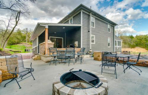 Scenic Yankton Retreat with Fire Pit 1 Mi to Lake! - Foto 3