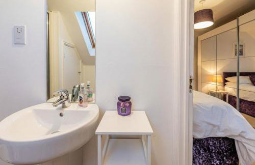 Family-Friendly 4-Bedroom House in Moston with Parking and Garden - Foto 15