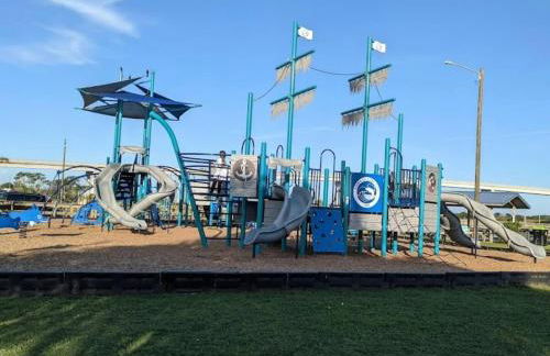 Surf City 2BR Model Home with Pool and Boat Ramp Access - Foto 26