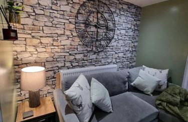 Cosy Hideaway Lodge in Glan Gwna - Photo 12