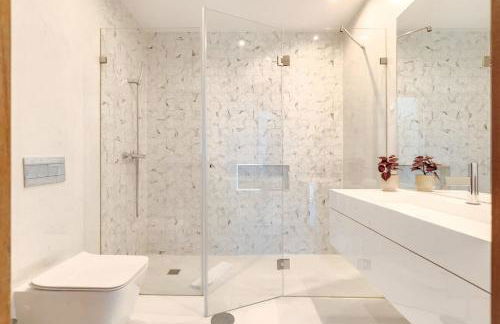 Beach Villa with Jacuzzi & Garage by HostWise - Foto 45