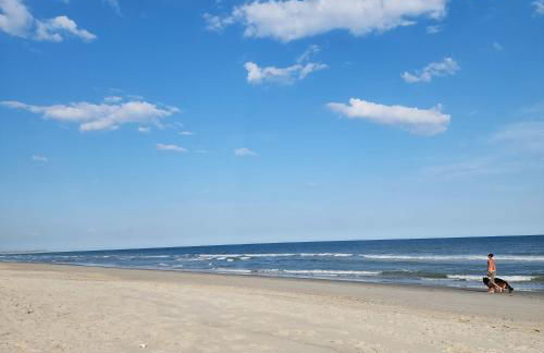 Spacious Beach House Steps to Sand - Foto 42