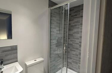 Large 6 Bed 6 Bathroom House - Ideal For Families, Large Groups, Contractors & Business Travellers - Foto 12