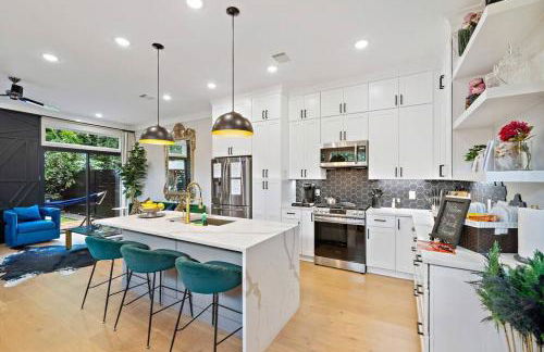 Black House - Downtown Elegance with HotTub and King Beds - Foto 14