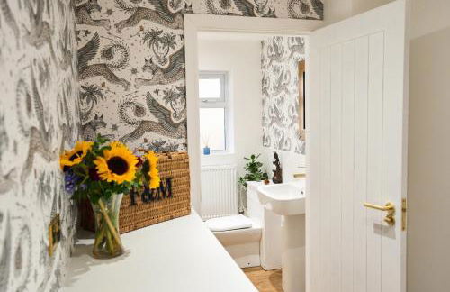 Chic Family Home with Garden Fire Pit & Event Space, Hot Tub - Foto 21