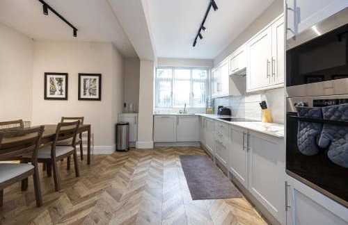 Detached House In Prestwich Sleeps 10 with Parking - Foto 13