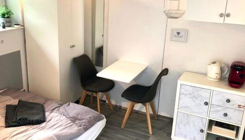 Modernes Zimmer mit Küchenzeile und Bad - Foto 5