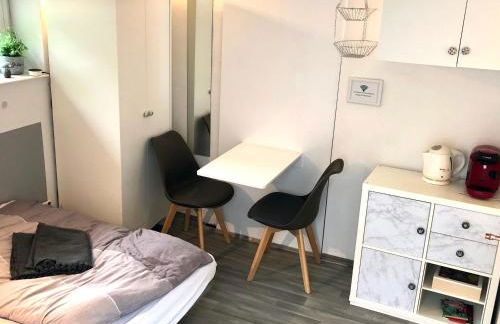 Modernes Zimmer mit Küchenzeile und Bad - Foto 5