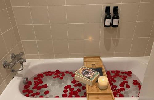 Panoramic City Views Elegant 2BR, 2 Min to Metro - Foto 20