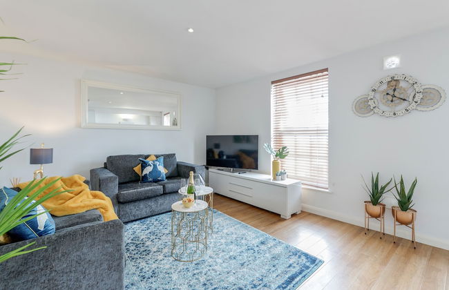 Spacious Apartment In The Heart Of Windsor - Photo 8