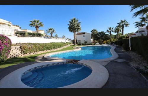 Modern, lovely, poolside 2 bedroom apartment - Foto 1