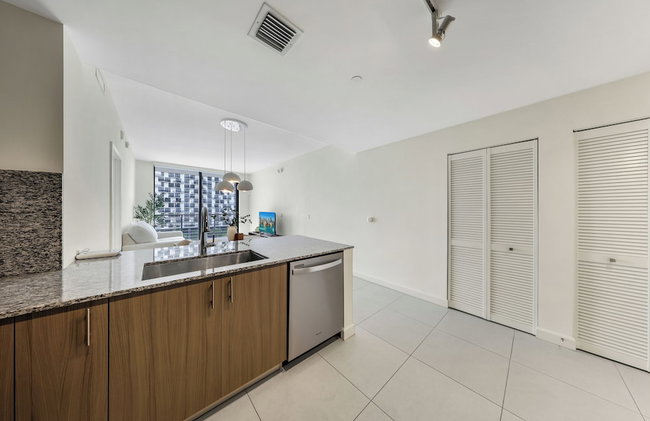 Downtown Doral Condo w-Free Parking - Foto 57