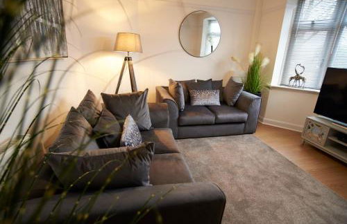 Doctors lane Stylish 3 Bedroom contractor Family House with Parking - Photo 16