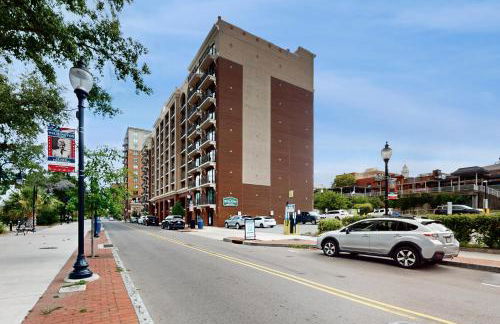 Dog-friendly downtown condo with riverfront balcony - walk to shops & eateries - Foto 27