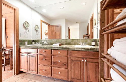 Beautiful Lakeside Rental with Hot-Tub in Igram, Texas, Perfect for Family Glamping Trips - Foto 32