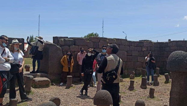 Listening to the guide's explanations