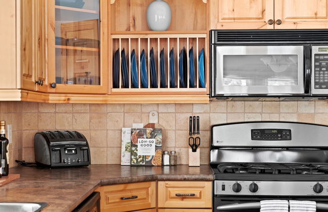 MODERN 4,500 sqft Ski Chalet: 5 Br + 6 Ba | Pool Table | Pool + PRIVATE Hot Tub - Photo 20